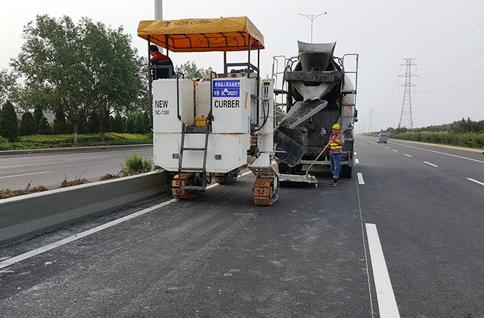 NC1300滑模攤鋪機(jī)在唐山曹妃甸港一號(hào)路中分帶護(hù)欄滑模施工