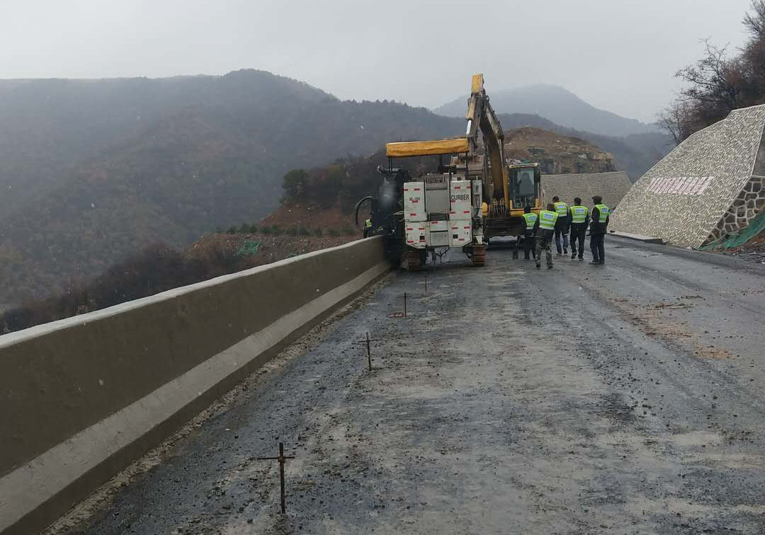 混凝土防撞護(hù)欄機(jī)械化滑模攤鋪施工成品質(zhì)量更勝一籌